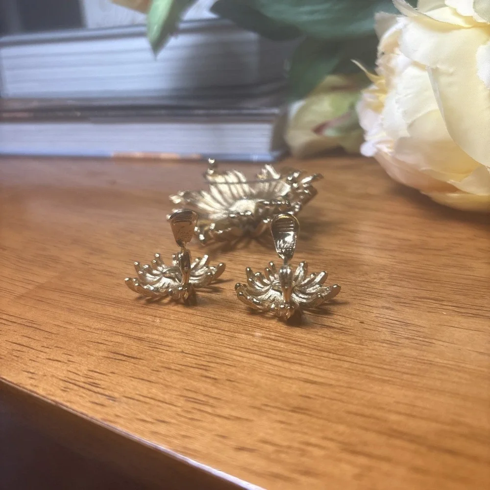 Vintage MONET Set Gold Tone Earrings STARBURST‎ Golden Flower Clip On And Brooch